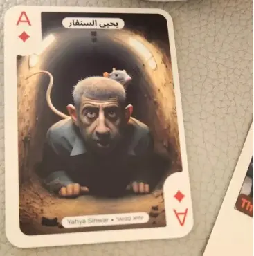 סדרת הקלפים של חמאס – סינוואר מתחבא במנהרה עם עכברושים